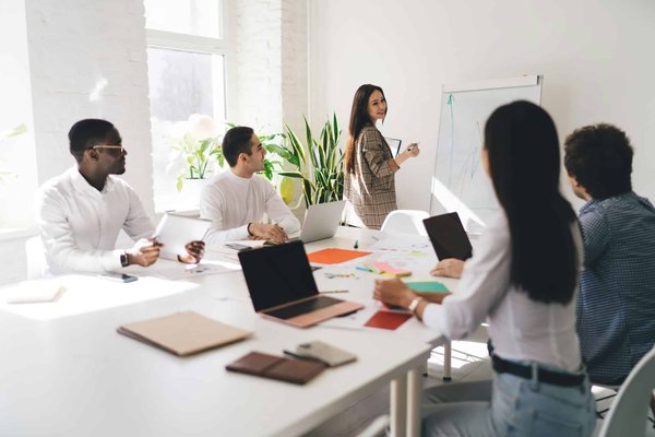 Quelles tactiques les cinémas indépendants utilisent-ils pour se positionner face aux multiplexes ?