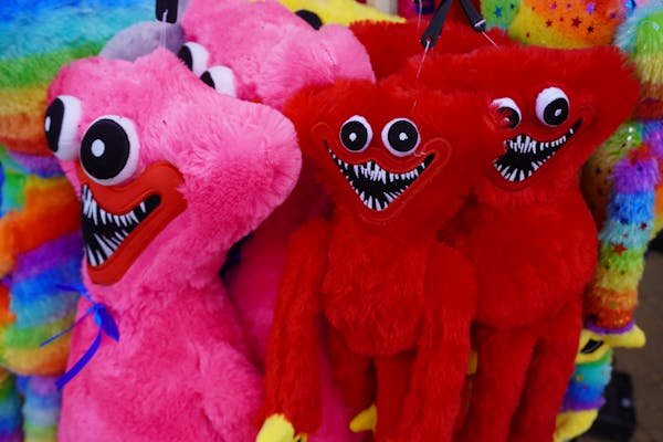 Découvrez la peluche bleu qui fait peur et ses mystères !